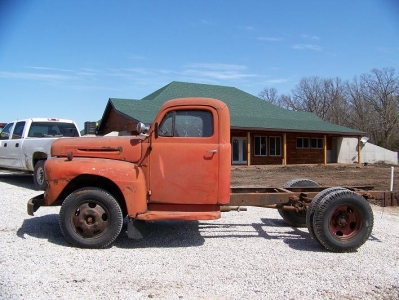 1967 International flatbed 
dump